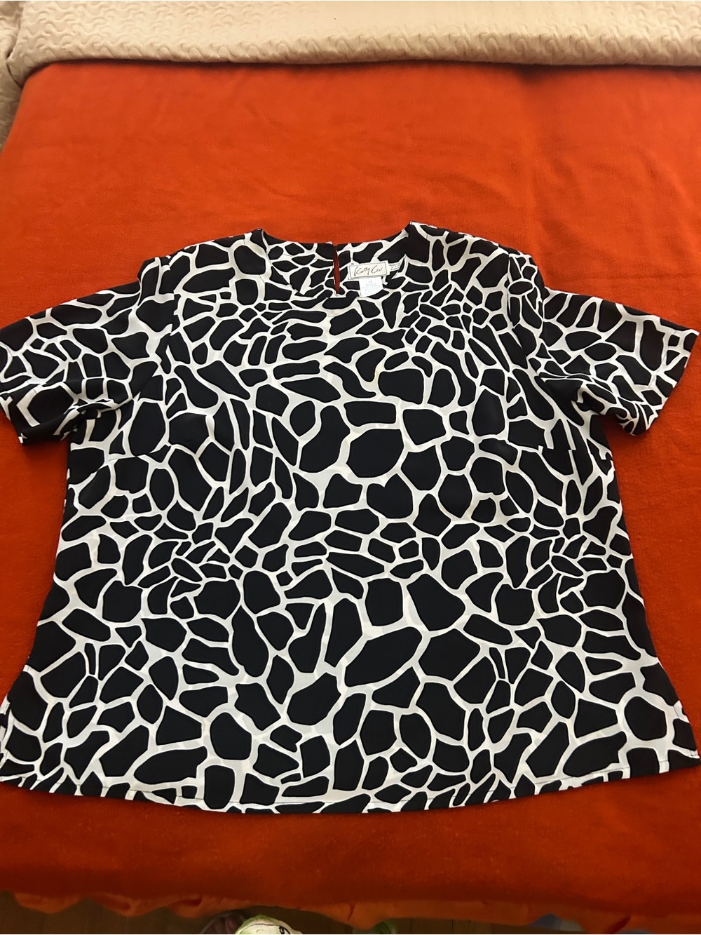Women's Black & White Short-Sleeve Patterned Blouse